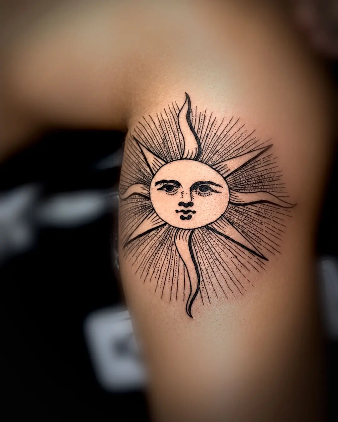 Sol esotérico con rostro
