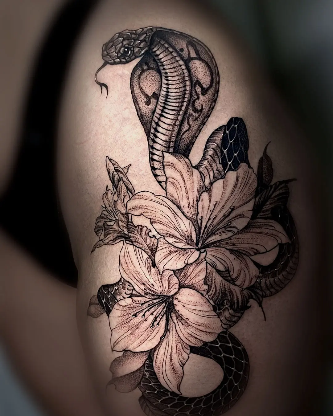 Cobra entre lirios