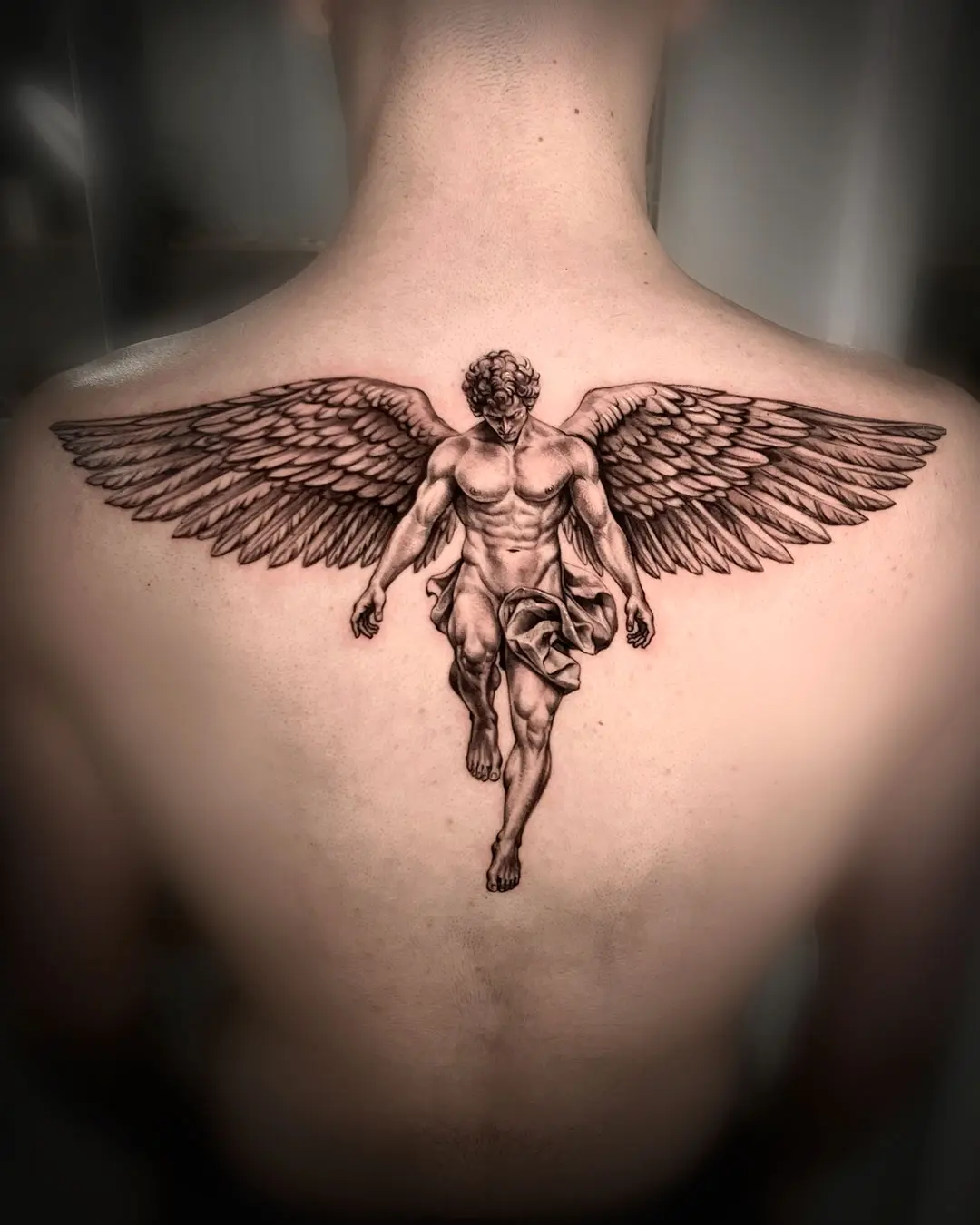 Ángel con alas extendidas