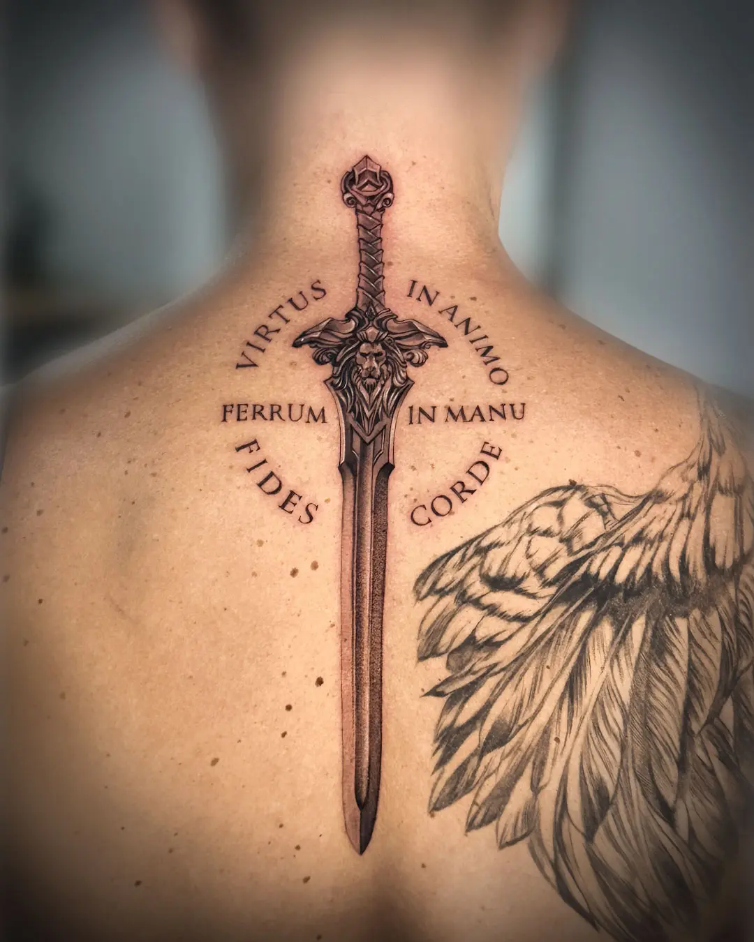 Espada con lema latino